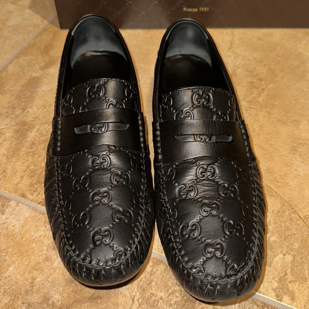 GUCCI Black Leather Logo Embossed Guccissima Drivers